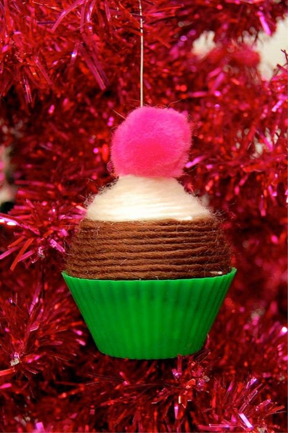 cupcakes embrulhados em fios para decorao de natal
