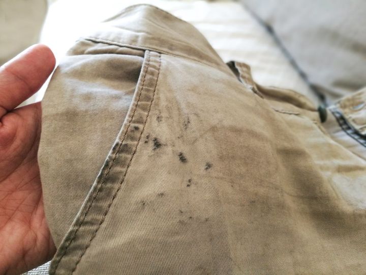 q how to remove grease stains from clothes