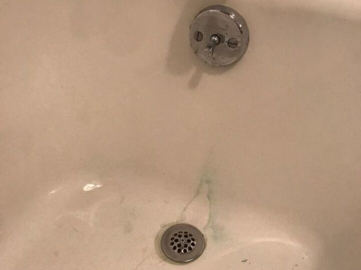 q how to clean stain in bathtub