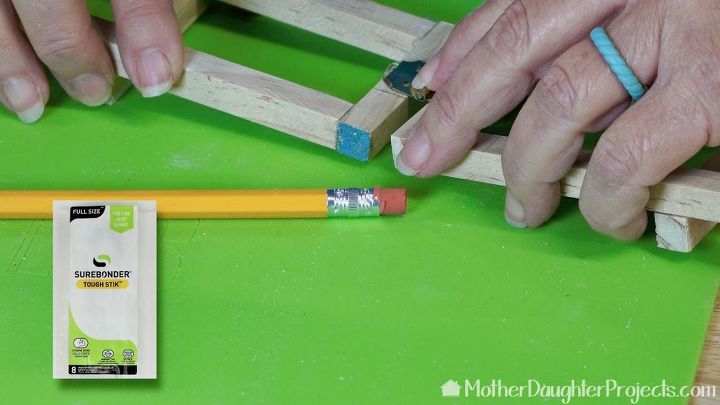 rvore de natal alternativa para a escada de madeira em miniatura