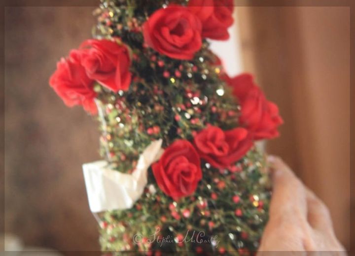 rbol de navidad de botellas y arbustos con espiral de rosas