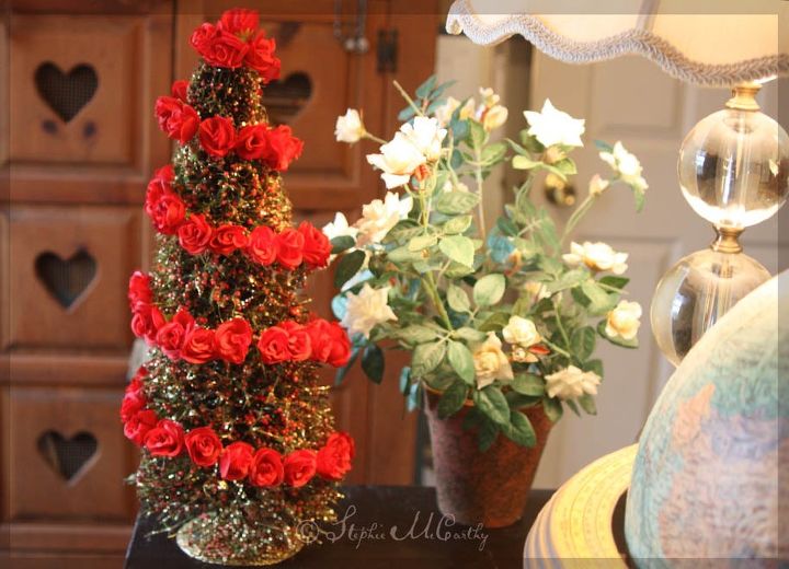 rbol de navidad de botellas y arbustos con espiral de rosas