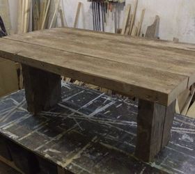 Mesa de comedor de madera vieja reciclada y una "araña"