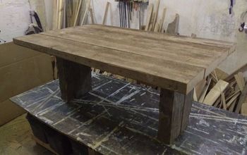 Mesa de comedor de madera vieja reciclada y una "araña"