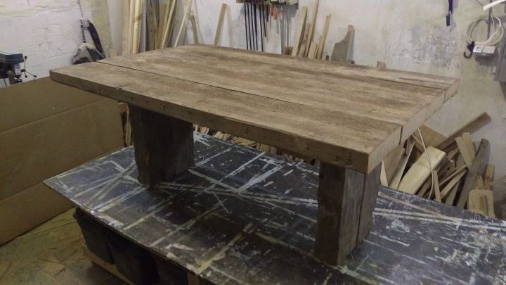 antiga mesa de jantar de madeira recuperada e um lustre