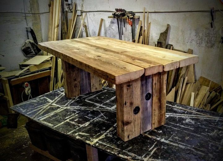 antiga mesa de jantar de madeira recuperada e um lustre