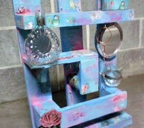 a palette turns into a bohemian and shabby chic bathroom organizer