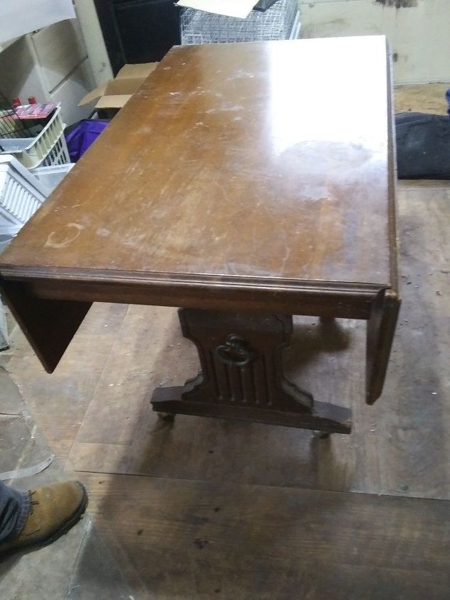 q necesito ayuda para identificar esta vieja mesa