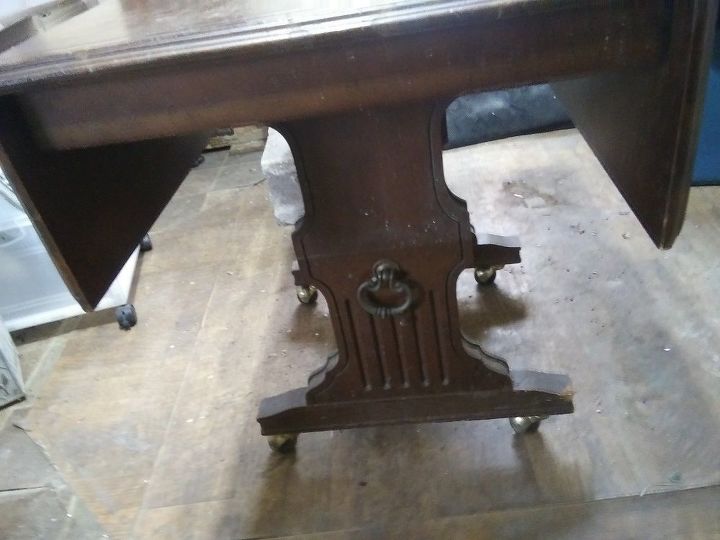 q necesito ayuda para identificar esta vieja mesa