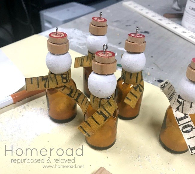 bonecos de neve de garrafas de mbar recicladas