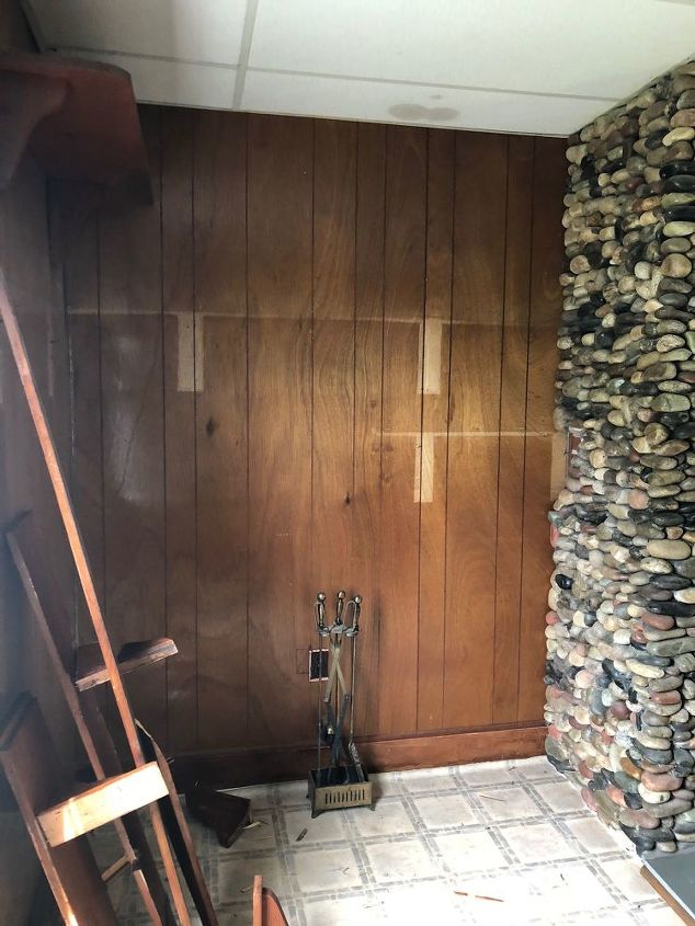 pinte painis de madeira e parede aberta em uma pequena sala de estar