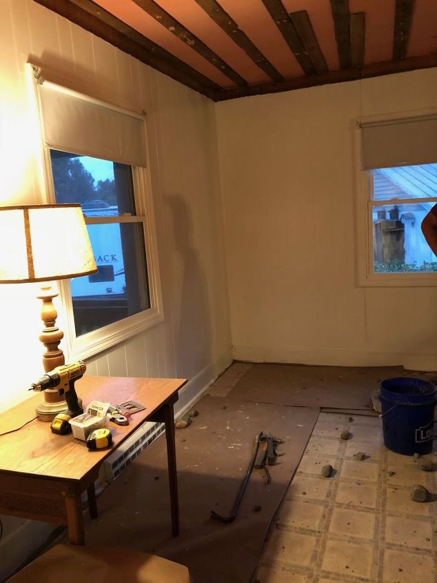 pinte painis de madeira e parede aberta em uma pequena sala de estar