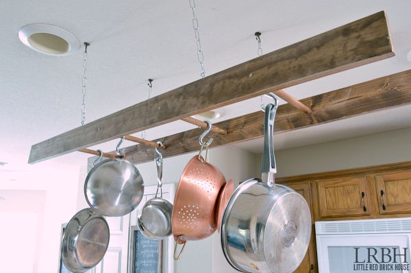 19 maneiras totalmente nicas de organizar sua cozinha, Rack de panela de escada fa a voc mesmo
