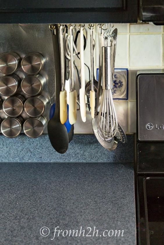 19 formas totalmente nicas de organizar tu cocina, 4 Cuelga un estante giratorio para guardar los utensilios