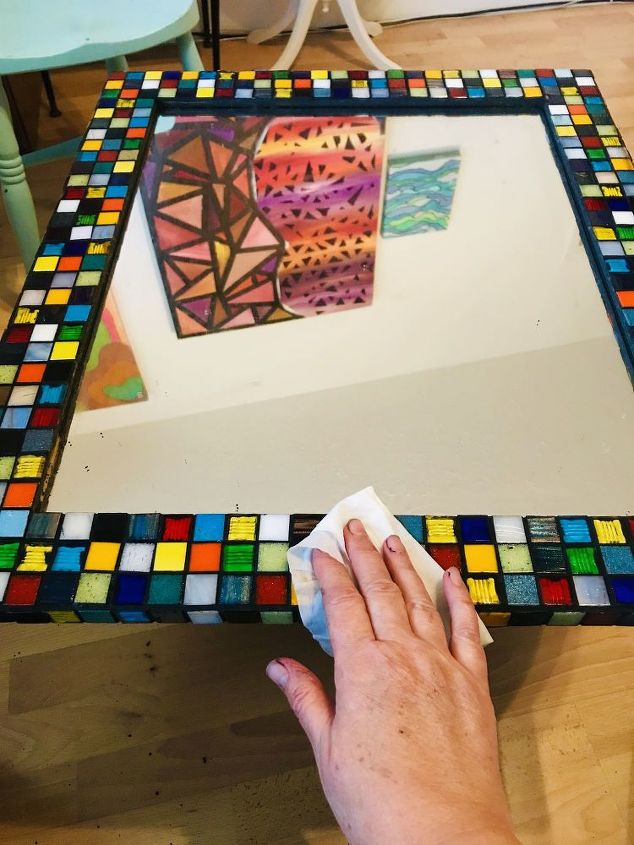 cmo decorar un espejo increble transformado con mosaico de colores, Limpiar el exceso de lechada de los azulejos