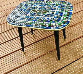 Transformación de una vieja mesa de centro con azulejos de vidrio de mosaico