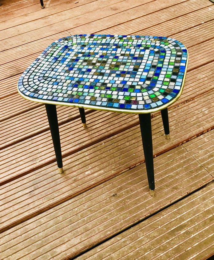 transformacion de una vieja mesa de centro con azulejos de vidrio de mosaico, Mesa vintage mosaico up cycle