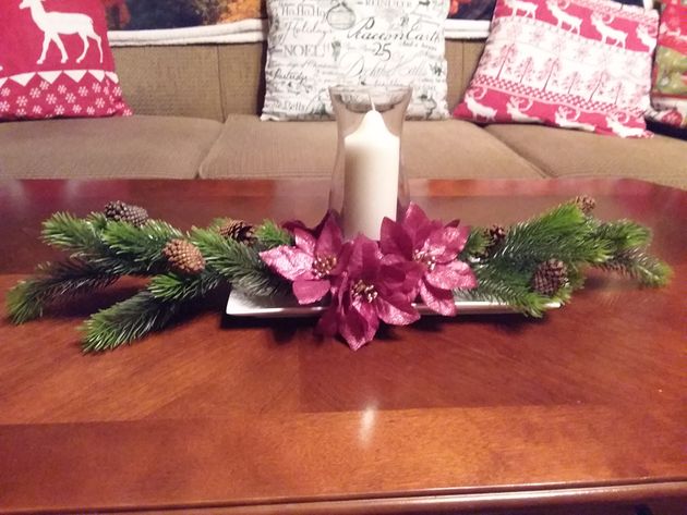 un centro de mesa con velas de navidad