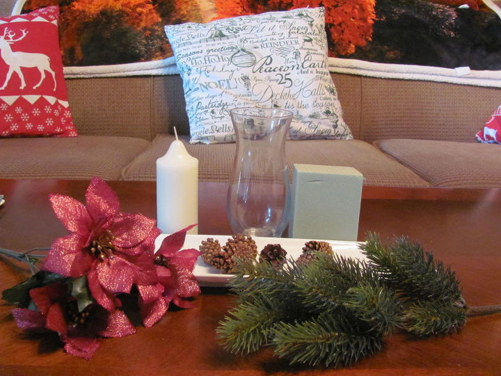 un centro de mesa con velas de navidad