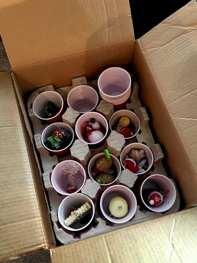 almacenamiento de adornos en cajas de vino