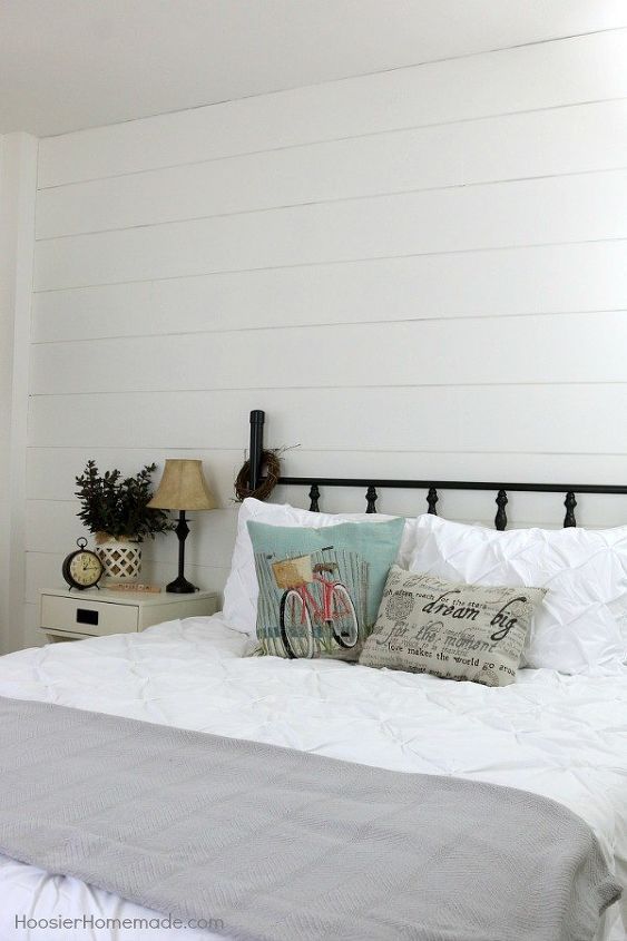 10 ideas de decoracin diy para dormitorios de todos los tamaos, Decoraci n de la pared del dormitorio Hoosier Homemade