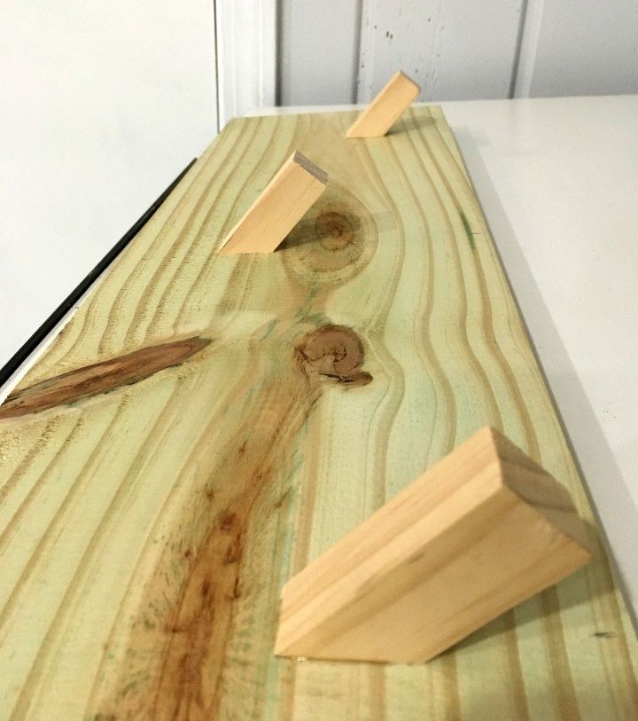 cabideiro feito de sucata de madeira