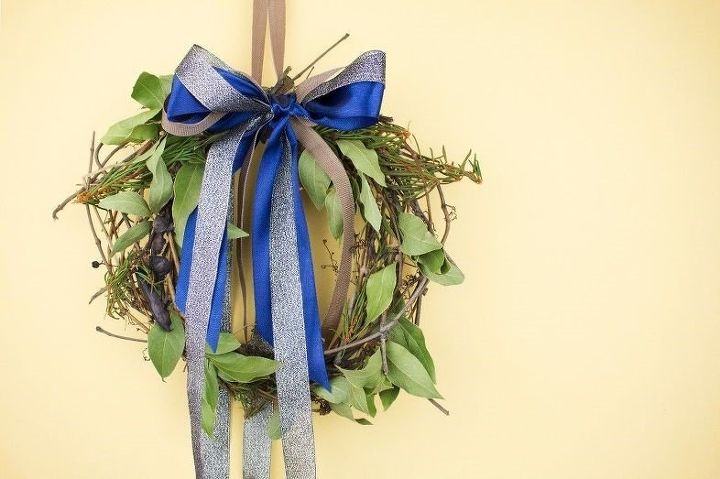 17 gorgeous diy christmas wreath ideas you ll love, DIY Grapevine and Laurel Door Wreath Troom Troom