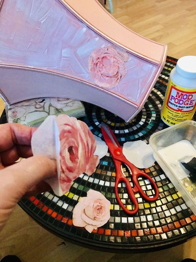 cmo hacer decoupage con rosas rosas bonitas en un proyecto de pantalla de lmpara, Separar la capa superior de tejido