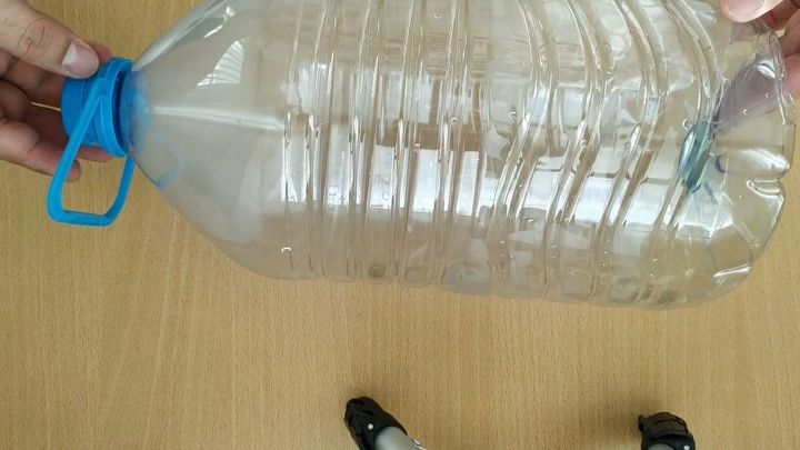 ninho de pssaro feito de uma garrafa de plstico