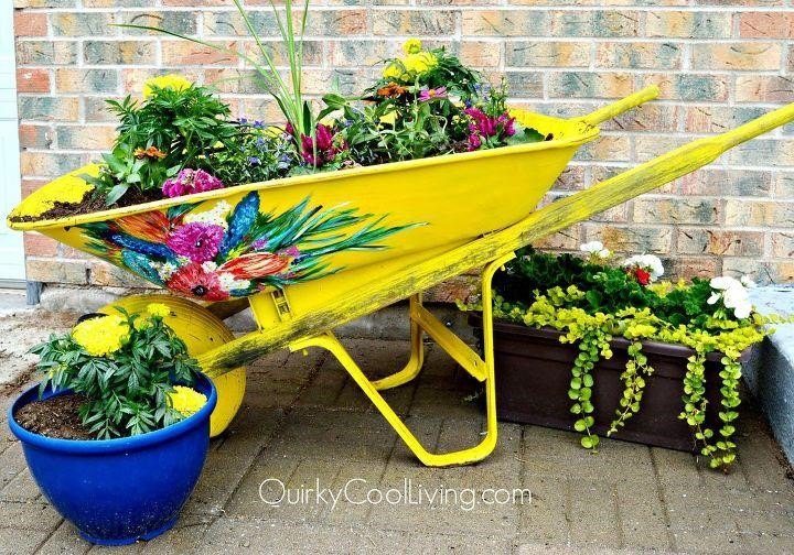 15 extravagantes y divertidas ideas de bricolaje para el jardn, Upcycle Garden Wheelbarrow for the Garden Quirky Cool Living