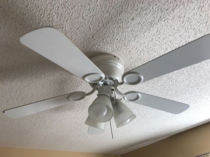 old white ceiling fan gets an update, Fan before