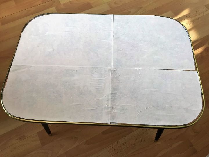 cmo transformar y actualizar una vieja mesa de centro con mosaicos de vidrio, Preparar el fondo de la mesa con papel blanco