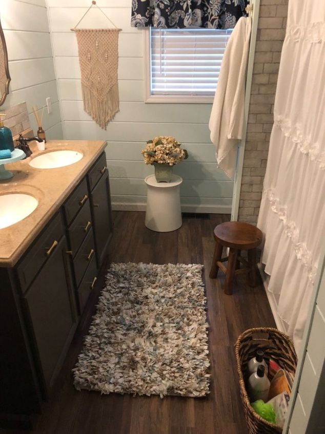 Ugly Dated Bathroom For Under 2000 Diy, Can You Remodel A Bathroom For 2000 Years