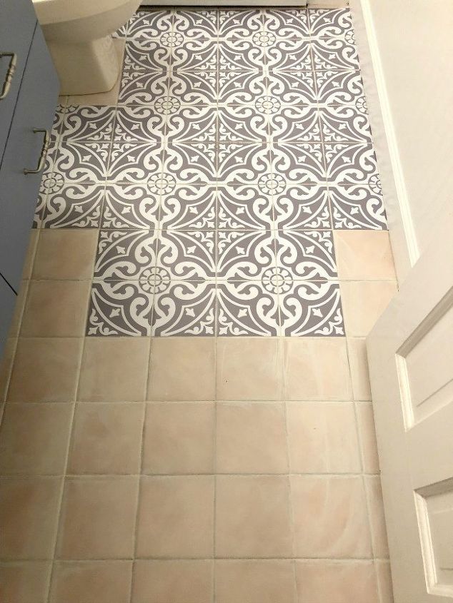 como atualizar o piso do banheiro com adesivos de azulejos