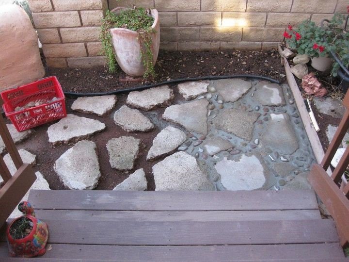 6 ideas de jardinera para el patio delantero que aaden atractivo a la acera, Pasarela de mosaico en el jard n delantero Eileen Wuenstel Taylor