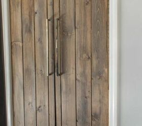 14 mejoras geniales en la puerta de la despensa que elevarn tu cocina, Puertas de despensa estilo granja Erica Van Slyke
