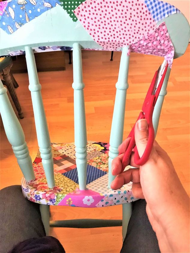 cmo crear esta bonita silla de patchwork de estilo rstico con tela, Recortar la tela alrededor de los husos