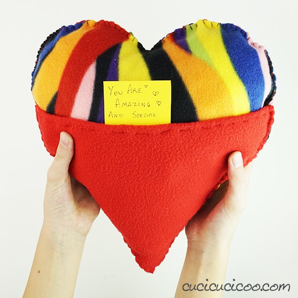 almohada de bolsillo con forma de corazn para compartir el amor