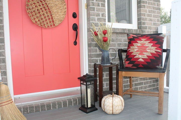 20 ideias de varanda frontal para qualquer casa ou oramento, Cadeira de outono para a varanda da frente Krystal Kristiansen