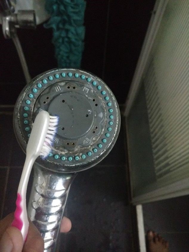 cmo limpiar la alcachofa de la ducha y cundo es el momento de comprar una nueva, La mejor manera de limpiar el cabezal de la ducha Dennis Kalvin Nath