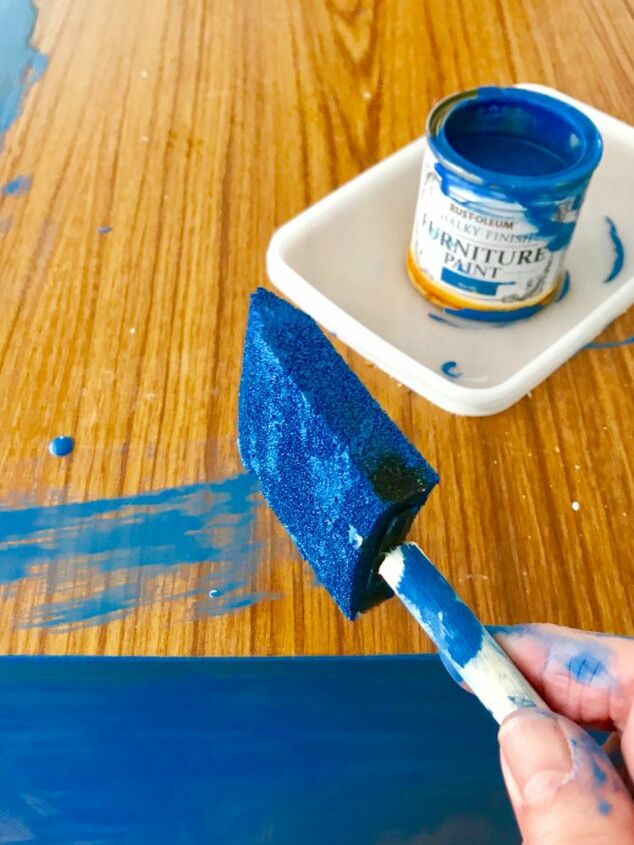 cmo hacer decoupage con patchwork de papel y transformar tu vieja cmoda, Pintar con Chalk Paint en azul la parte superior de la cajonera