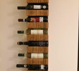 estantera de vino colgada en la pared