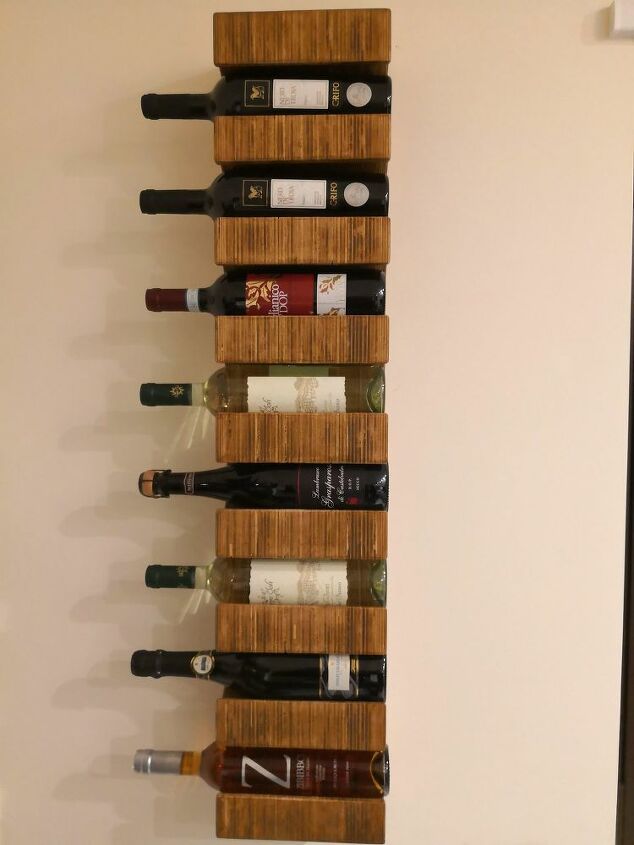 prateleira de vinho pendurada na parede