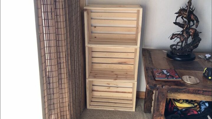 crear un estante de almacenamiento con cajas de madera