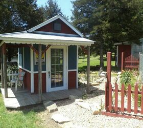 18 planes de construccin de cobertizos diy para inspirarte a hacer tu propio patio, Construir un cobertizo de jard n con madera de valla recuperada