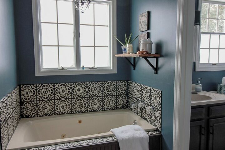 estncil e vedao de azulejos de banheiro desatualizados, Esta banheira uma afirma o e tanto
