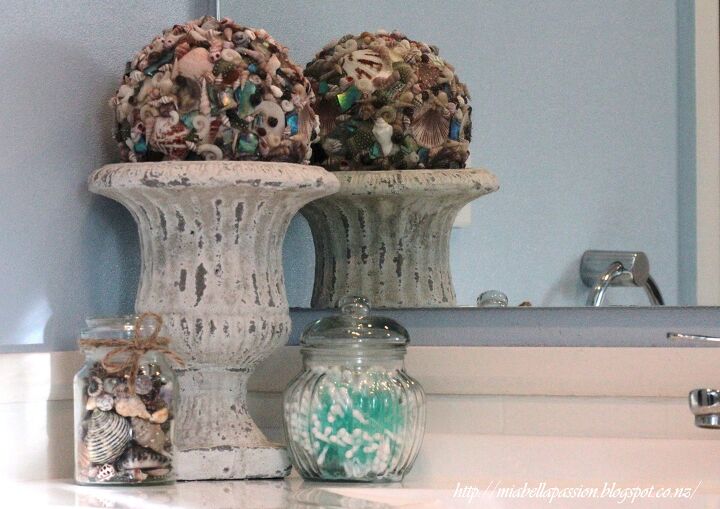 11 idias e truques impressionantes de decorao de banheiro para refrescar sua casa, Decora o de banheiro praia Fa a uma jarra ou bola com conchas