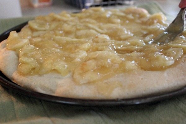 how to make super easy apple dessert pizza