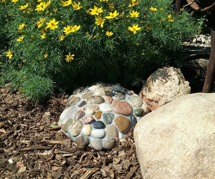 20 ideias de bricolage para redefinir seu espao ao ar livre em um oramento, Mosaico de rocha do rio no jardim