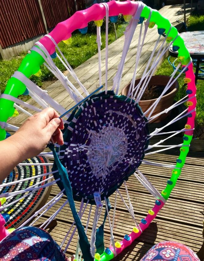 how to make a beautiful rag rug by making a loom from a hula hoop, Changing colour on the loom